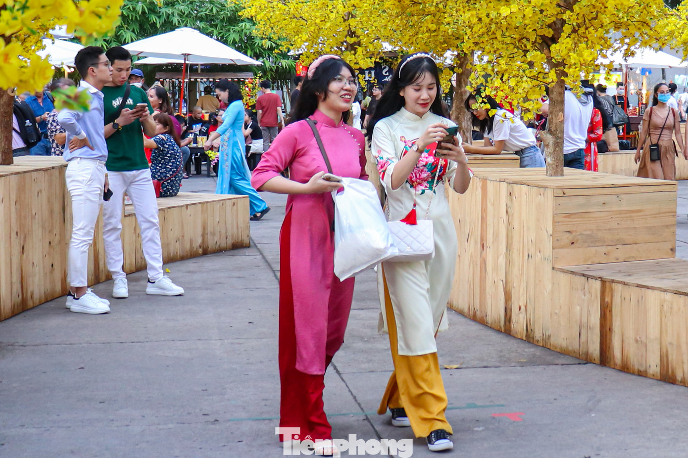 Như mọi năm, Phố ông đồ luôn là nơi để các bạn trẻ xúng xính diện áo dài truyền thống đến chụp ảnh.