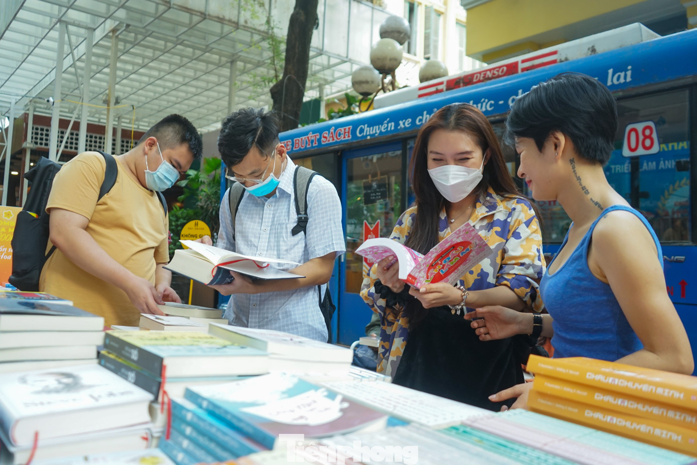 Phiên chợ là hoạt động nhằm tạo sân chơi và truyền đi thông điệp “Khuyến đọc là nhiệm vụ chung mà bất cứ ai cũng có thể đóng góp sức mình” cho các bạn trẻ và du khách khi đến tham quan mua sắm tại đường sách. Phiên chợ là hoạt động nhằm tạo sân chơi và truyền đi thông điệp “Khuyến đọc là nhiệm vụ chung mà bất cứ ai cũng có thể đóng góp sức mình” cho các bạn trẻ và du khách khi đến tham quan mua sắm tại đường sách.