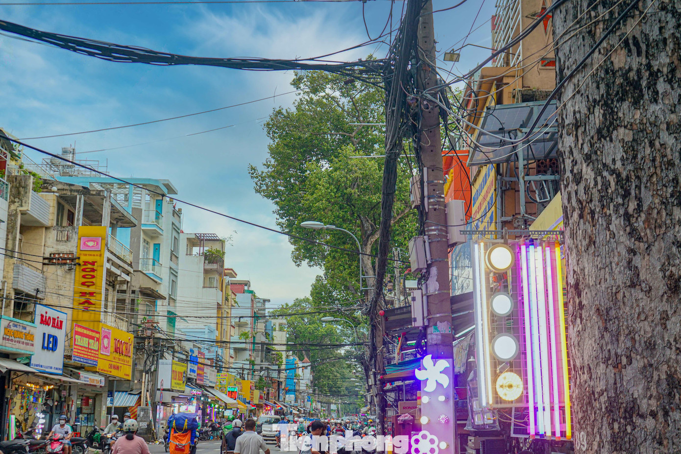 Hệ thống lưới điện chằng chịt kéo dài trên trục đường Nguyễn Kim (Quận 10) Hệ thống lưới điện chằng chịt kéo dài trên trục đường Nguyễn Kim (Quận 10)