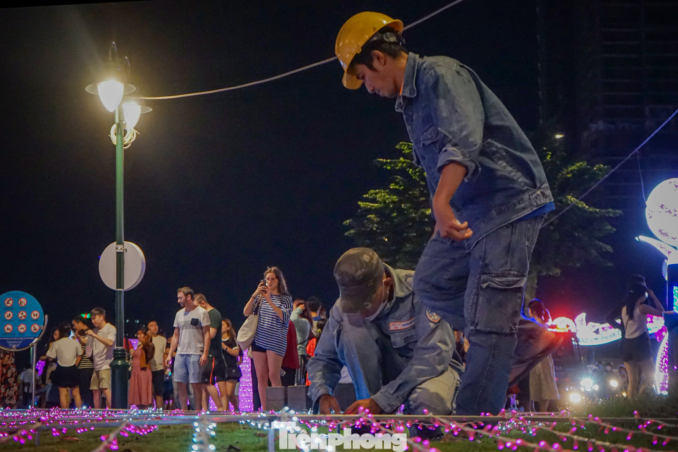 Ngay sau khi lễ phát động Chiến dịch giờ trái đất diễn ra, nhiều công trình chiếu sáng đã được các nhân viên điện lực tắt hết điện để hưởng ứng.