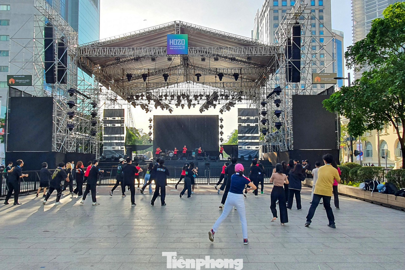 Ngoài hoạt động trải nghiệm với khinh khí cầu, xuyên suốt từ ngày 8 - 11/12 tại Phố đi bộ Nguyễn Huệ và Công viên nóc hầm vượt sông Sài Gòn, du khách còn có cơ hội xem các chương trình biểu diễn nghệ thuật Hozo với sự góp mặt của nhiều ngôi sao ca nhạc nổi tiếng trong nước và quốc tế.