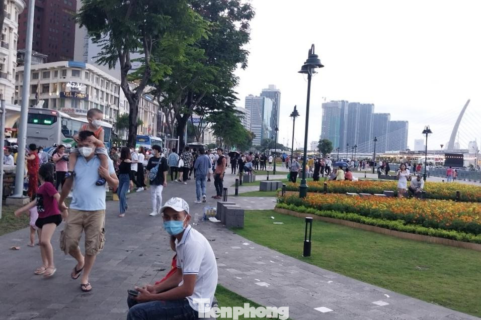 Công viên Bạch Đằng được xem là địa điểm xem pháo hoa lý tưởng với nhiều người khi có một không gian vô cùng thoáng rộng. Tuy mới 17h, nhưng nhiều người đã tới nơi đây để săn chỗ đẹp chờ pháo hoa, cũng như vui chơi.