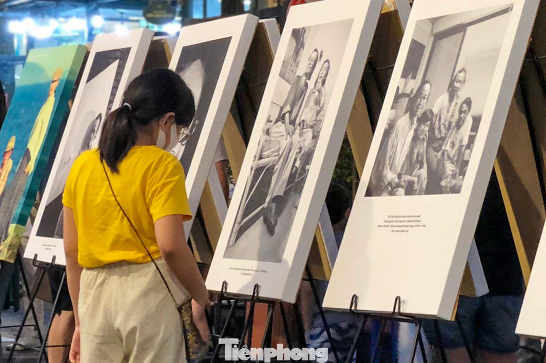 Một nữ sinh viên trường ĐH Nông Lâm tham quan triển lãm. Một nữ sinh viên trường ĐH Nông Lâm tham quan triển lãm.