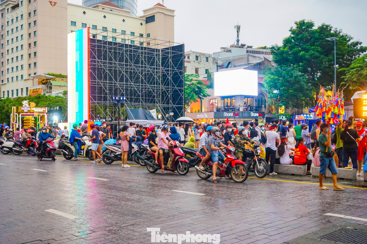 Cũng theo ghi nhận của Tiền Phong tại phố đi bộ Nguyễn Huệ (nơi có các màn hình LED chiếu trực tiếp trận chung kết), tuy mới 16h chiều nhưng toàn bộ khu vực xung quanh phố đi bộ đều chật kín người.