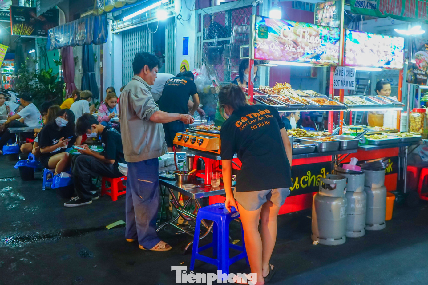 Do là ngày nghỉ cuối cùng, số lượng thực khách đến phố ẩm thực Hồ Thị Kỷ cũng đột ngột tăng cao hơn so với các ngày trước.