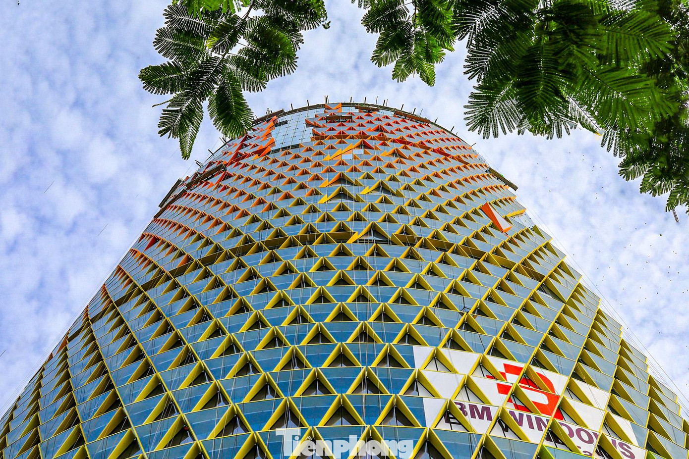 Năm 2011 khi công trình hoàn thành gần 80% tiến độ thì dự án bị dừng thi công. Hiện dự án đã thuộc về chủ đầu tư mới và chính thức đổi tên thành IFC One Saigon và đang được chủ mới “hồi sinh”.