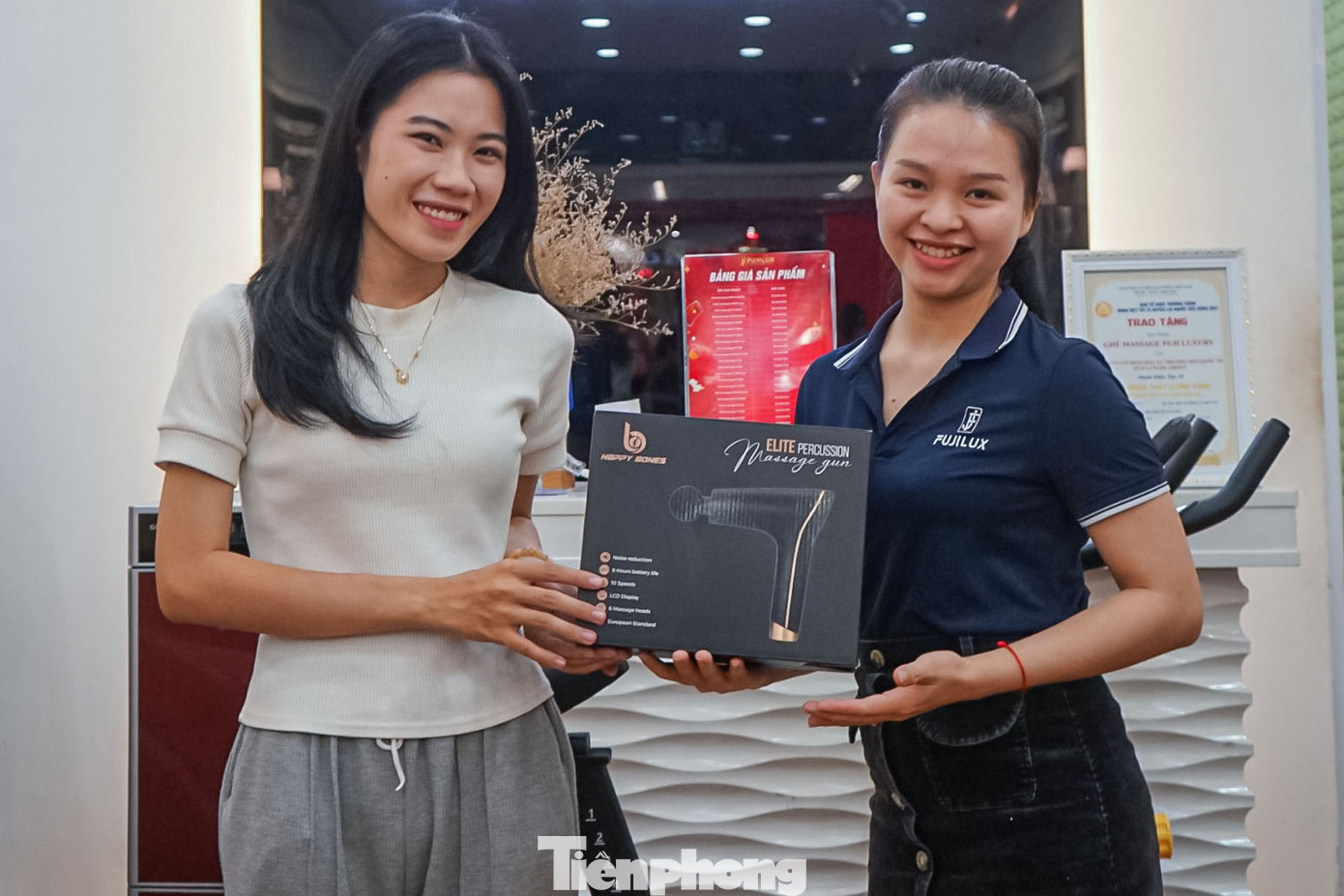 Bên cạnh những quà tặng, mùa Valentine năm nay các mặt hàng thiết bị chăm sóc sức khỏe được nhiều người lựa chọn mua để tặng kèm với những bó hoa, kẹo socola,... Bên cạnh những quà tặng, mùa Valentine năm nay các mặt hàng thiết bị chăm sóc sức khỏe được nhiều người lựa chọn mua để tặng kèm với những bó hoa, kẹo socola,...