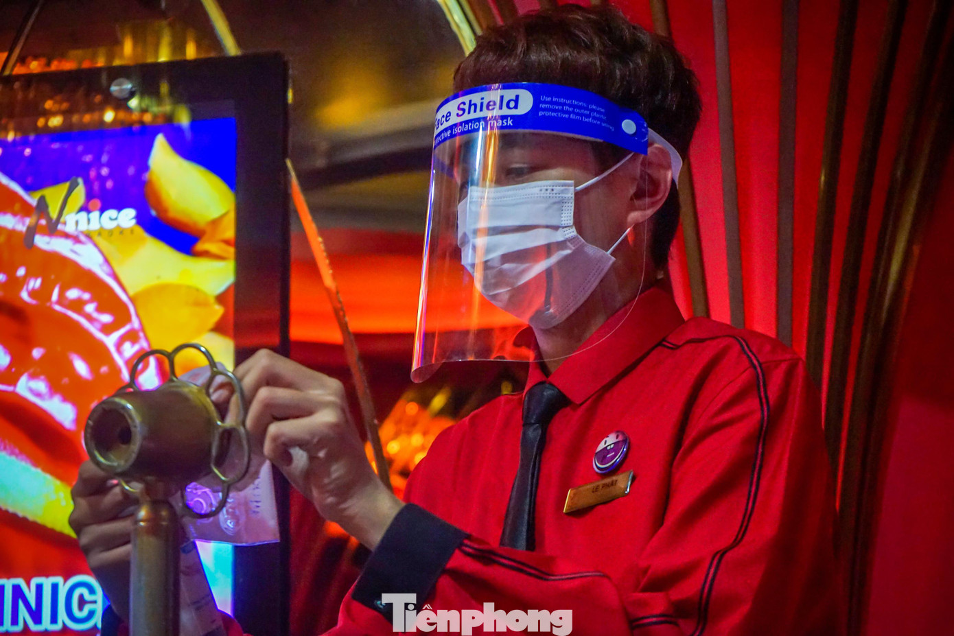 Anh Nguyễn Ngọc Phước - đại diện quán Nice karaoke cho biết: "Từ những ngày qua, các nhân viên của quán đã dọn dẹp sạch sẽ các phòng, khử khuẩn cho các micro".