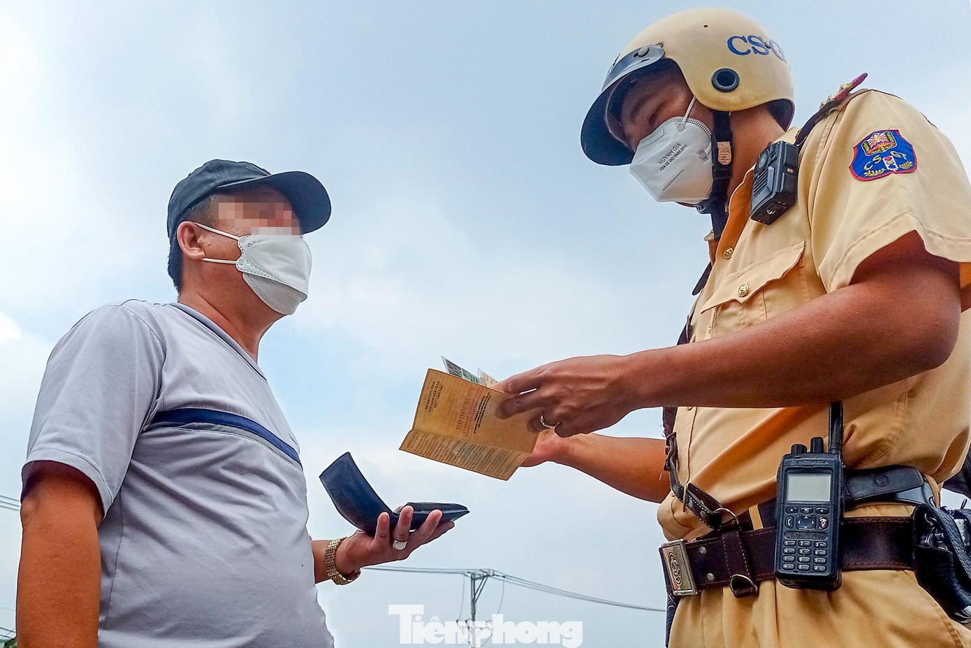 Tài xế vi phạm lỗi không lắp camera trên xe bị CSGT yêu cầu lập biên bản Tài xế vi phạm lỗi không lắp camera trên xe bị CSGT yêu cầu lập biên bản