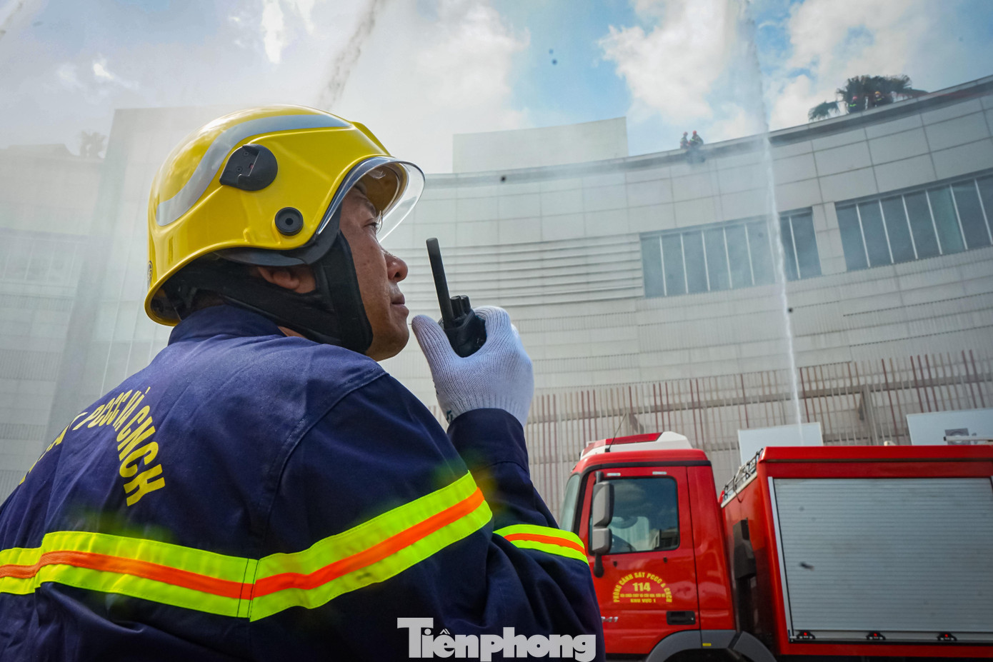Với sự phối hợp từ nhiều đơn vị, sau 40 phút đám cháy đã được khống chế, đồng thời không để xảy ra trường hợp thương vong nào cho người dân, nhân viên và chiến sỹ làm công tác chữa cháy và cứu nạn cứu hộ.