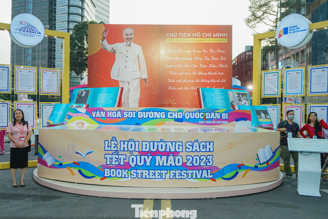 Đặc biệt, lần đầu tiên lễ hội Đường sách Tết Quý Mão 2023 tổ chức triển lãm không gian Nghệ thuật sách Việt Nam, giới thiệu những quyển sách phiên bản giới hạn, sách về Chủ tịch Hồ Chí Minh được các nghệ nhân chế tác thủ công bằng những chất liệu quý.