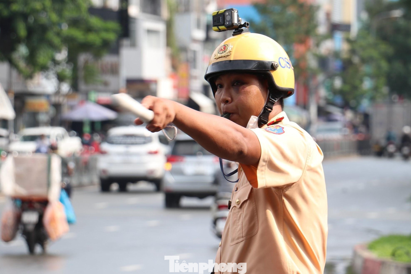 Ngoài ra, PC08 cũng chủ động có kế hoạch phối hợp với lực lượng như Thanh niên xung phong, Thanh tra Giao thông, công an các quận, huyện và TP.Thủ Đức; Trung tâm quản lý giao thông công cộng…để tăng cường lực lượng giải quyết nhanh chóng lượng phương tiện ra vào cảng, bến xe, các tuyến đường dẫn, phân luồng giao thông từ xa, không để ùn tắc giao thông kéo dài, ảnh hưởng đến các khu vực lân cận.