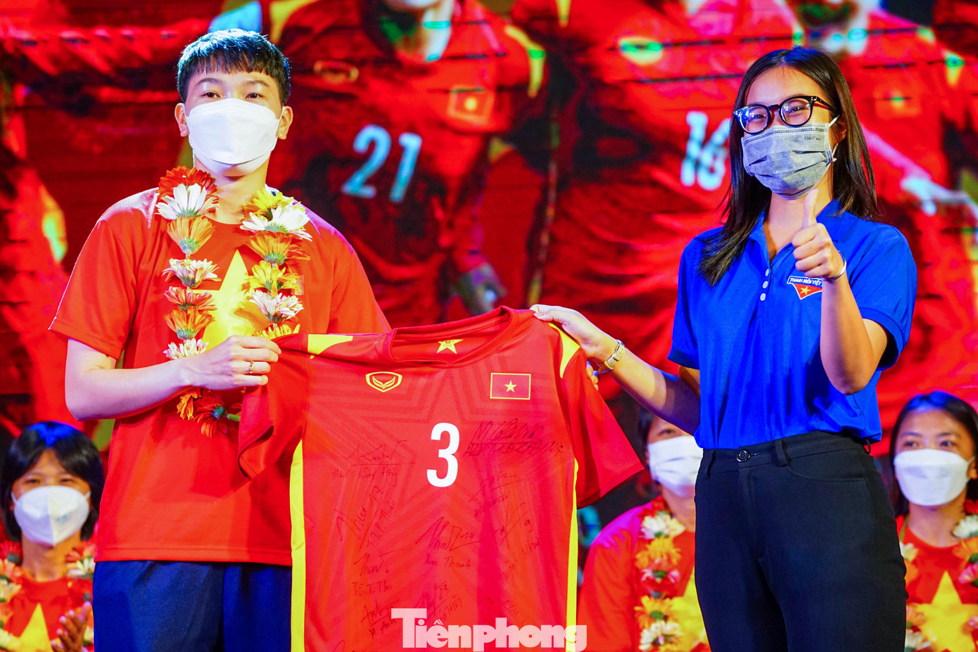 Đồng thời tổ chức mini game để tạo cơ hội cho đoàn viên thanh niên nhận được những phần quà là những chiếc áo đấu có chữ ký của các vận động viên và ban huấn luyện.