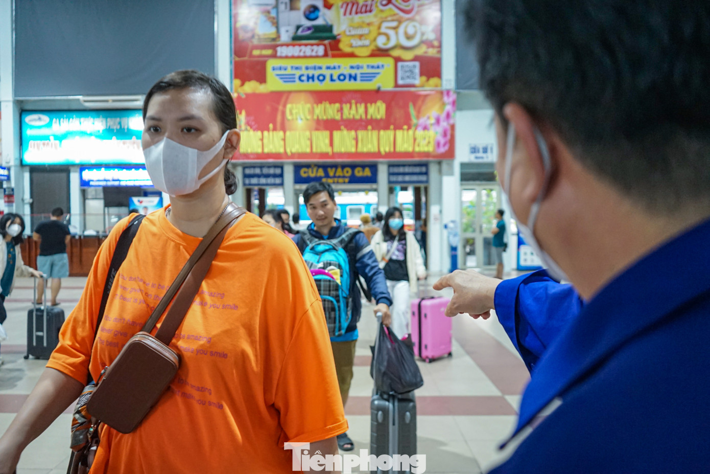 Ghi nhận của PV Tiền Phong lúc 16h30 chiều 28/1 (mùng 7 tháng Giêng), khu vực sảnh ga Sài Gòn có rất nhiều người chờ đón người thân.