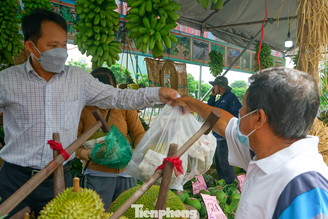 Nhiều du khách đến tham quan mua sắm tại đây cho biết, hầu hết các loại trái cây được bày bán có giá thành rất rẻ, chỉ từ 10.000 đồng đến 50.000 đồng cho một túi trái cây tươi ngon có đầy đủ các loại.