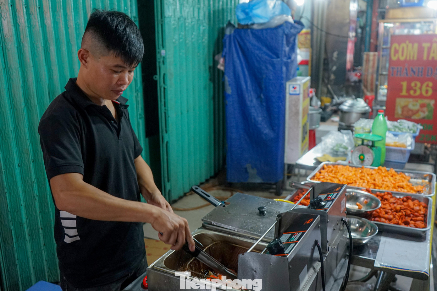 "Tôi và mọi người ở đây rất vui sau khi biết tin sắp tới tuyến đường này sẽ mở Phố ẩm thực. Tuy nhiên, nhiều bà con có chút lo lắng về việc có cấm xe đi vào phố hay không”, anh Thanh Lam, 36 tuổi (ngụ quận 3) bày tỏ "Tôi và mọi người ở đây rất vui sau khi biết tin sắp tới tuyến đường này sẽ mở Phố ẩm thực. Tuy nhiên, nhiều bà con có chút lo lắng về việc có cấm xe đi vào phố hay không”, anh Thanh Lam, 36 tuổi (ngụ quận 3) bày tỏ