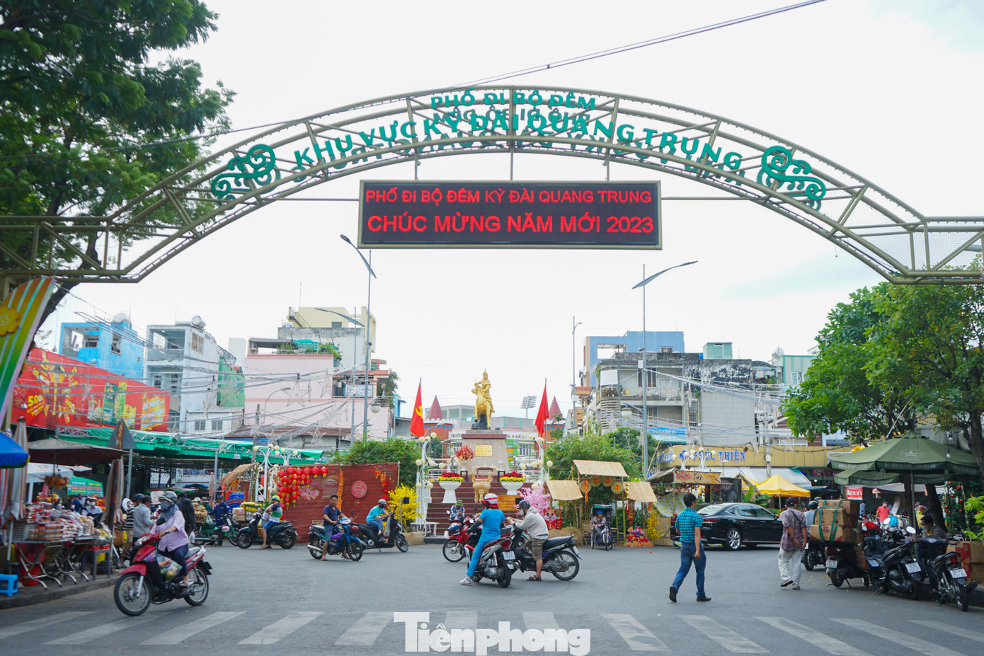 Khu vực cổng chào Phố đi bộ Kỳ Đài Quang Trung trong dịp Tết 2023