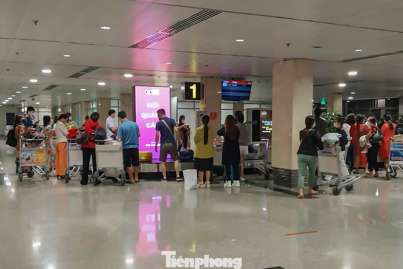Tuy hành khách đến TPHCM rất đông nhưng nhiều người cho biết việc chờ trả hành lý ký gửi tại các băng chuyền trong sân bay diễn ra khá thuận lợi, không còn chầu chực chờ quá lâu như những ngày trước.