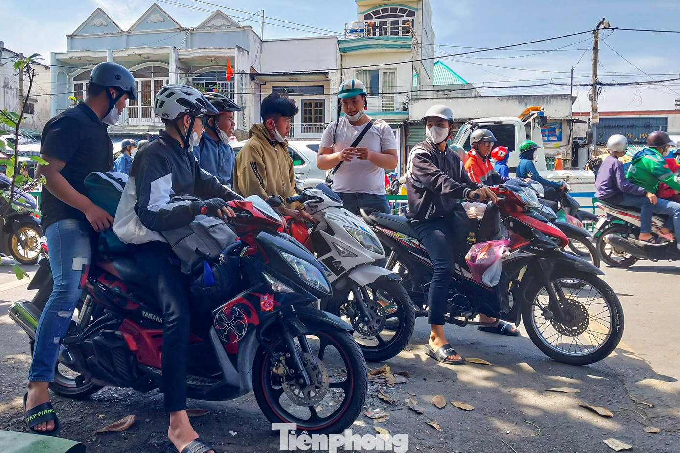 Vì đứng chờ quá lâu giữa trời nắng gắt, nhiều người phải xuống xe tìm các quán cóc ven đường mua thức ăn, nước uống giải khát.