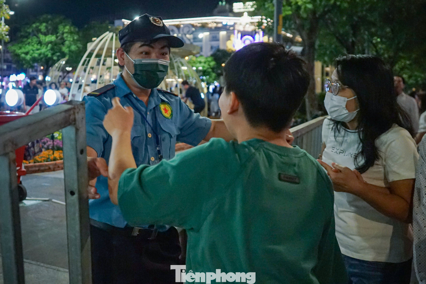 Đúng 21h, lực lượng bảo vệ của đường hoa phát loa thông báo đến giờ đóng cửa. Bên ngoài, các khu vực ra vào đường hoa đều lần lượt được kéo rào chắn.