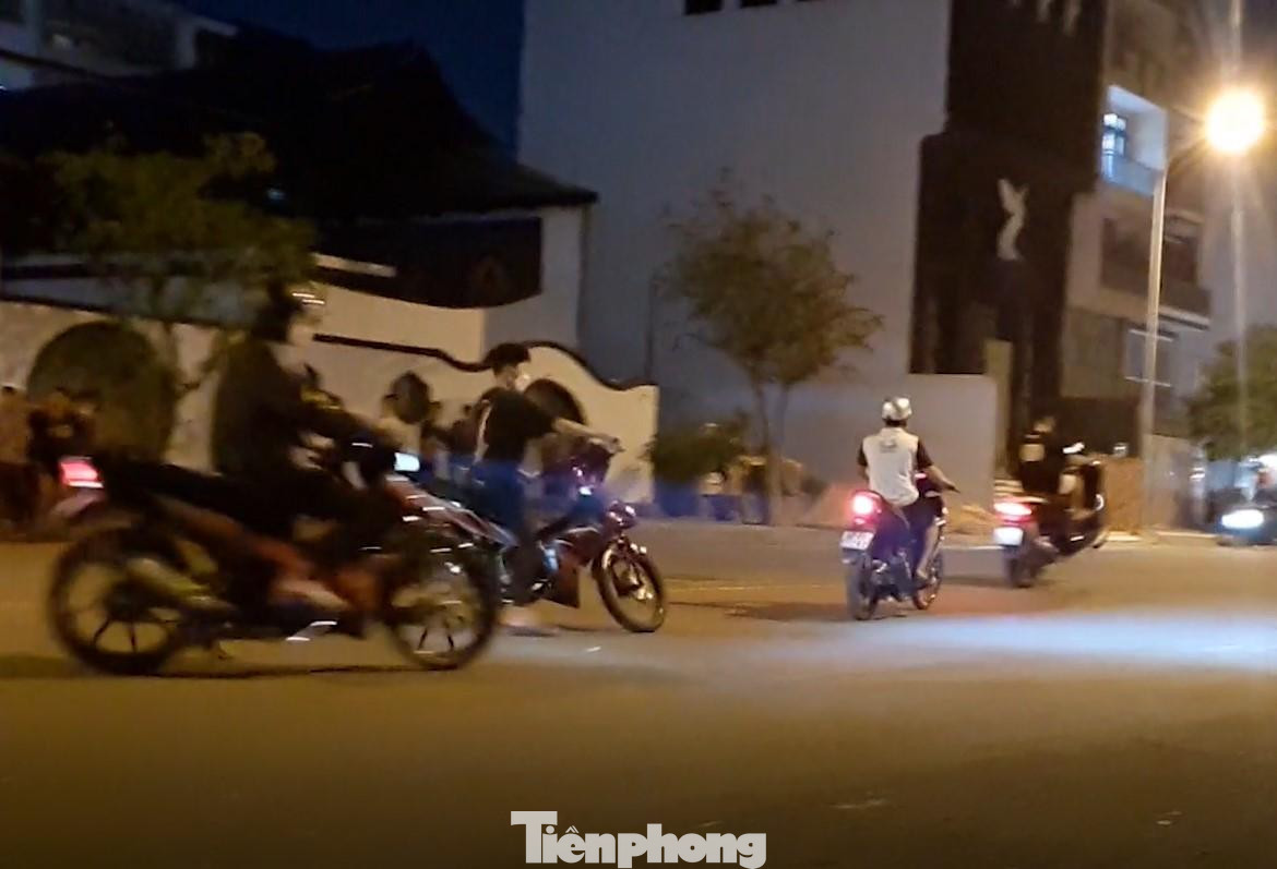 Nhóm thanh niên phóng xe lao vun vút so kè lẫn nhau trên đường DN7 và DN6 Nhóm thanh niên phóng xe lao vun vút so kè lẫn nhau trên đường DN7 và DN6