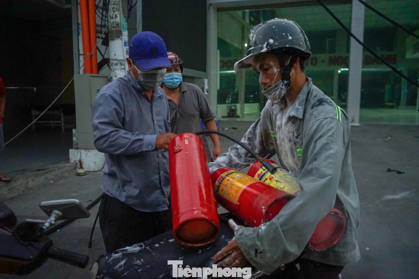 Anh Lê Vĩnh Cửu dùng xe chở bình chữa cháy mini ra hiện trường hỗ trợ dập lửa