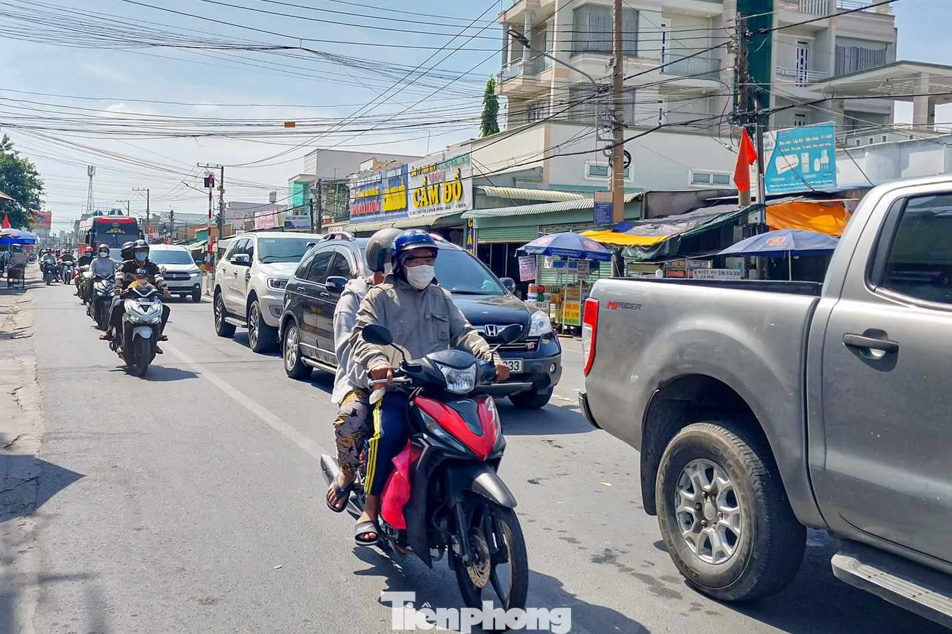 Ghi nhận vào lúc 10h30 tại bến phà Cát Lái phía huyện Nhơn Trạch (tỉnh Đồng Nai), các phương tiện chờ qua phà để về trung tâm TPHCM khá thưa thớt.