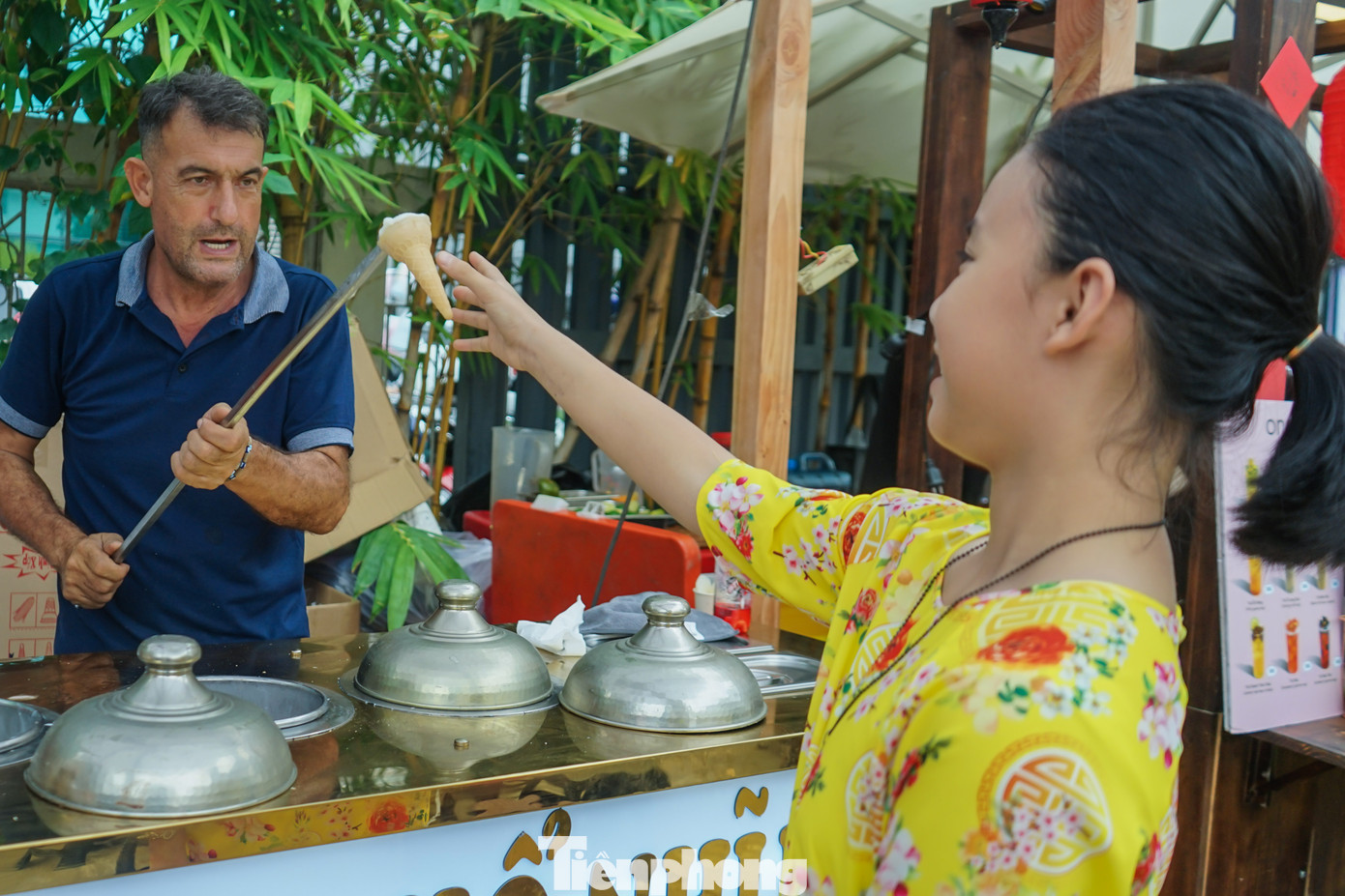 Một nữ du khách bị người bán kem trêu chọc khiến nhiều người thích thú Một nữ du khách bị người bán kem trêu chọc khiến nhiều người thích thú