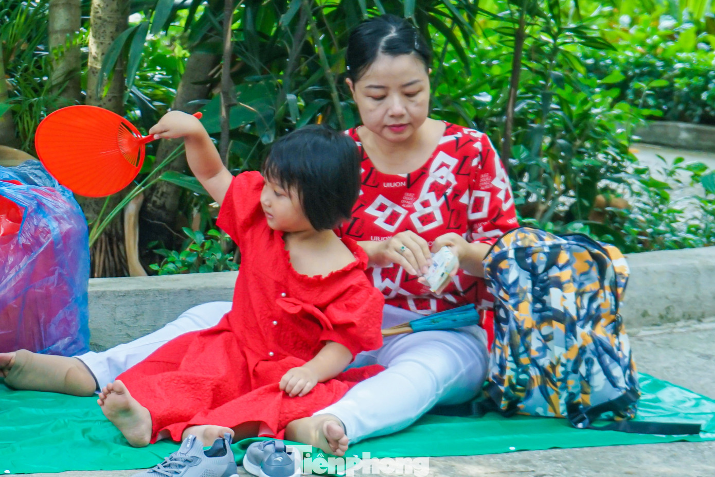 Chị Nguyễn Thị Tuyết (ngụ quận 4, TPHCM) đưa con gái đi tham quan Thảo Cầm viên chiều mùng 2 Tết