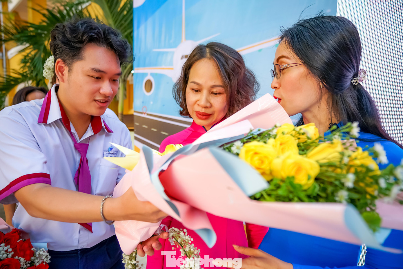 Xuyên suốt chương trình là nhiều hoạt động ý nghĩa như tặng hoa tri ân phụ huynh và thầy cô chủ nhiệm.