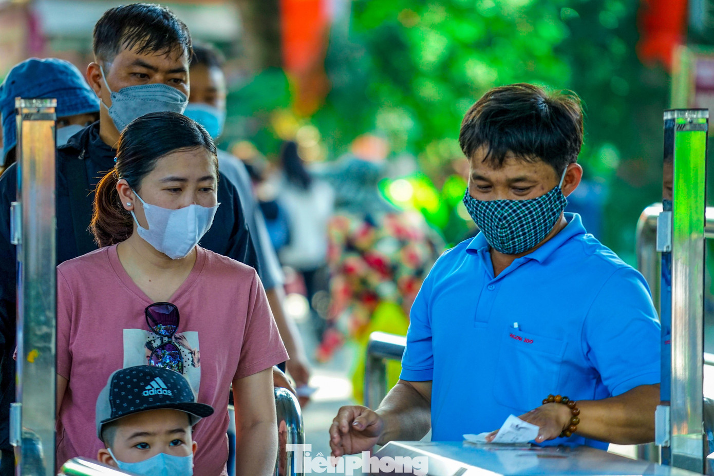 Theo một nhân viên soát vé vào cổng cho biết, giá vé tham quan Thảo Cầm viên trong dịp tết Nguyên đán vẫn là áp dụng giá vé cũ. Giá vé 40.000 đồng sẽ áp dụng cho khách cao từ 1m đến dưới 1.3m. Và 60.000 đồng cho khách cao từ 1.3m trở lên (không bao gồm các trò chơi trong khu giải trí). Theo một nhân viên soát vé vào cổng cho biết, giá vé tham quan Thảo Cầm viên trong dịp tết Nguyên đán vẫn là áp dụng giá vé cũ. Giá vé 40.000 đồng sẽ áp dụng cho khách cao từ 1m đến dưới 1.3m. Và 60.000 đồng cho khách cao từ 1.3m trở lên (không bao gồm các trò chơi trong khu giải trí).