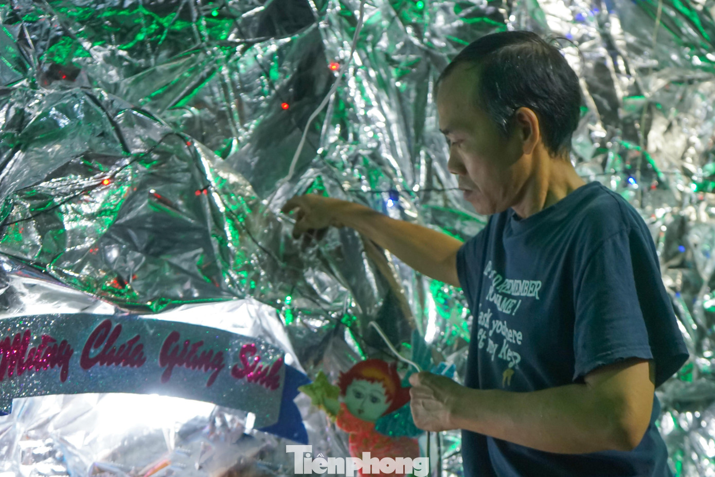 Anh Trần Hiệp (ngụ phường An Lạc A, quận Bình Tân) cho biết, hầu hết các tiểu cảnh trang trí trong xóm đều mua với giá rất cao do năm nay có nhiều món bị khan hàng. Vì vậy, nhiều gia đình nghĩ ra cách dùng các vật dụng tái chế như chai nhựa, lon nước để trang trí, góp phần bảo vệ môi trường, tiết kiệm chi phí. Anh Trần Hiệp (ngụ phường An Lạc A, quận Bình Tân) cho biết, hầu hết các tiểu cảnh trang trí trong xóm đều mua với giá rất cao do năm nay có nhiều món bị khan hàng. Vì vậy, nhiều gia đình nghĩ ra cách dùng các vật dụng tái chế như chai nhựa, lon nước để trang trí, góp phần bảo vệ môi trường, tiết kiệm chi phí.