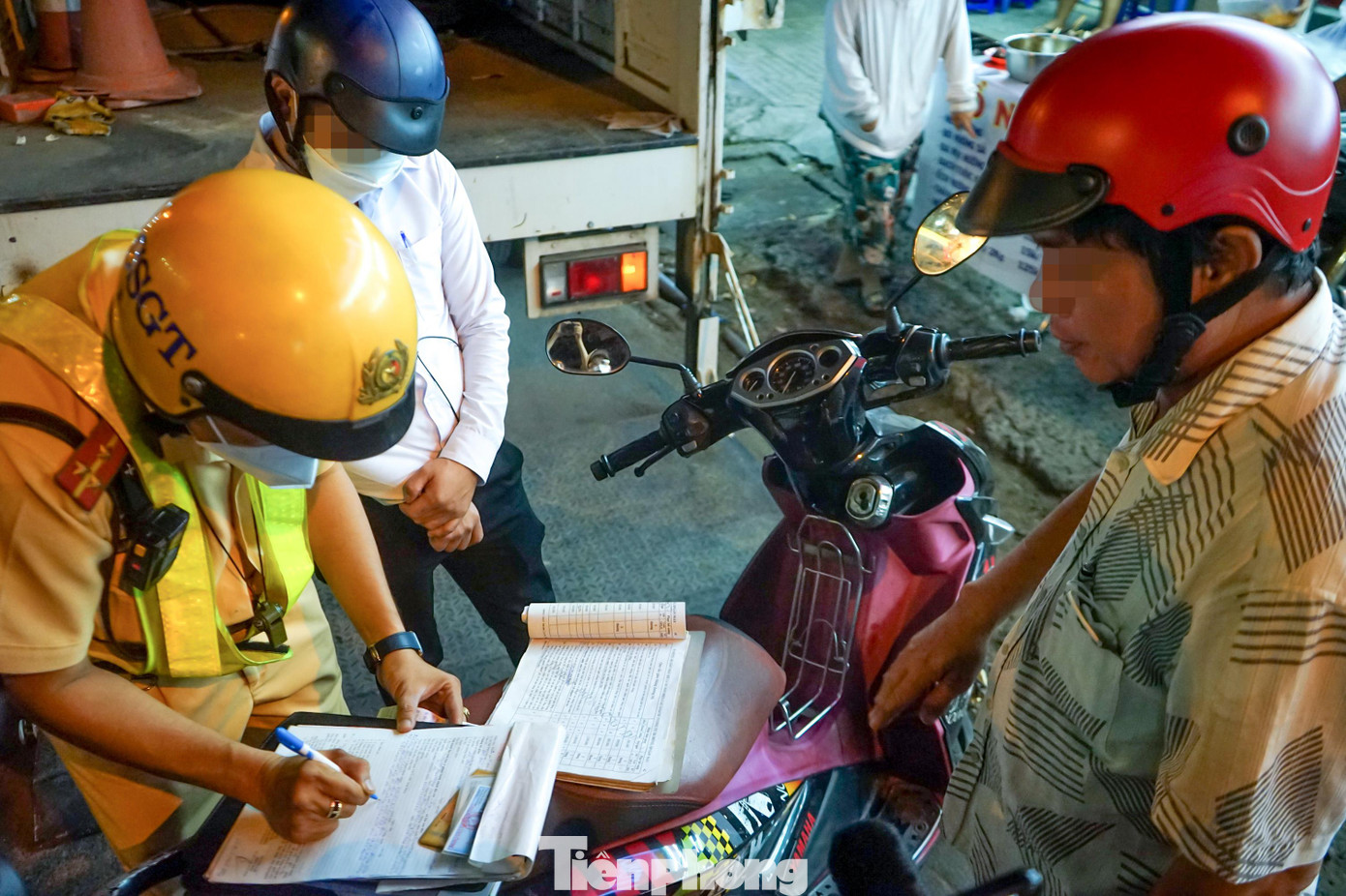 Trong lúc anh P đang làm việc với CSGT thì người đàn ông đi cùng anh P phân trần: &quot;Tôi say nên tôi mới nhờ nó chở về, mong mấy chú thông cảm tội nó&quot;.