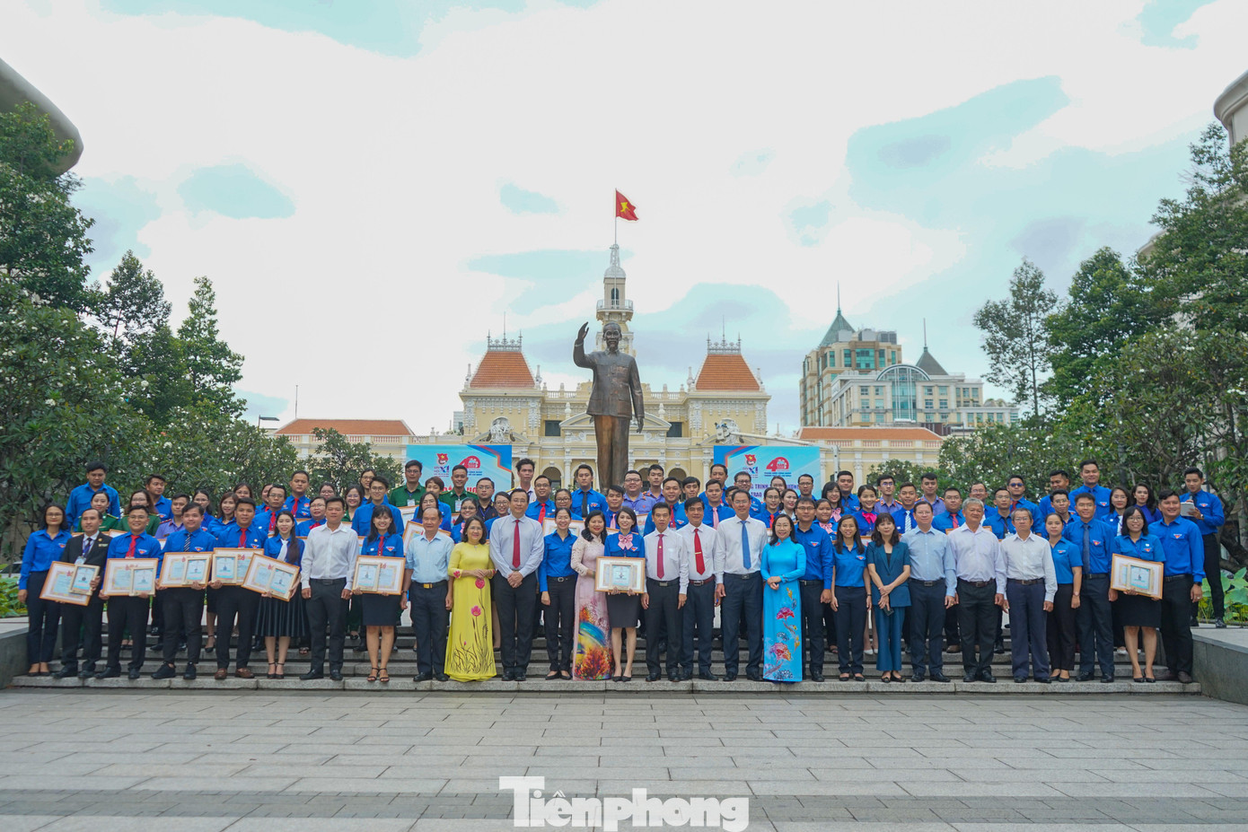 Qua quá trình thẩm tra hồ sơ, Hội đồng thẩm định của giải thưởng đã chọn ra 61 gương cán bộ, công chức, viên chức đạt giải thưởng. Đây đều là những tấm gương tiêu biểu trong học tập và làm theo tư tưởng, đạo đức, phong cách Hồ Chí Minh, tham gia tốt phong trào “3 trách nhiệm”, hoàn thành tốt nhiệm vụ chuyên môn, xung kích tình nguyện vì cộng đồng.