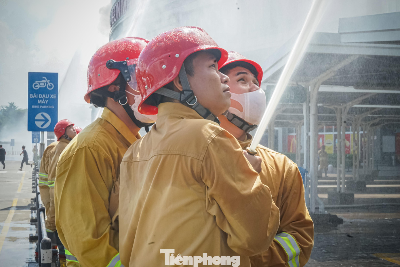 Công tác chữa cháy ban đầu chậm và không hiệu quả do có nhiều chất dễ cháy cùng phát hỏa sau đó cháy lan sang các khu vực đỗ xe xung quanh và kho chứa hàng diện tích khoảng 500m2. Nếu không dập tắt kịp thời, đám cháy sẽ cháy lan toàn bộ diện tích mặt bằng tầng hầm lan lên tầng trệt và các tầng phía trên có thể gây sụp đổ công trình.