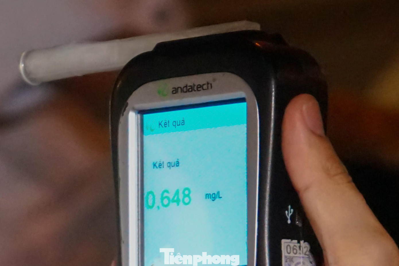 Máy đo xác định ông Q có mức nồng độ cồn là 0,648mg/L khí thở (mức vi phạm kịch khung) nên tổ công tác lập biên bản xử phạt hành chính đối với ông Q. Với mức vi phạm trên, ông Q sẽ bị tước giấy phép lái xe 23 tháng, tạm giữ phương tiện 7 ngày. Máy đo xác định ông Q có mức nồng độ cồn là 0,648mg/L khí thở (mức vi phạm kịch khung) nên tổ công tác lập biên bản xử phạt hành chính đối với ông Q. Với mức vi phạm trên, ông Q sẽ bị tước giấy phép lái xe 23 tháng, tạm giữ phương tiện 7 ngày.