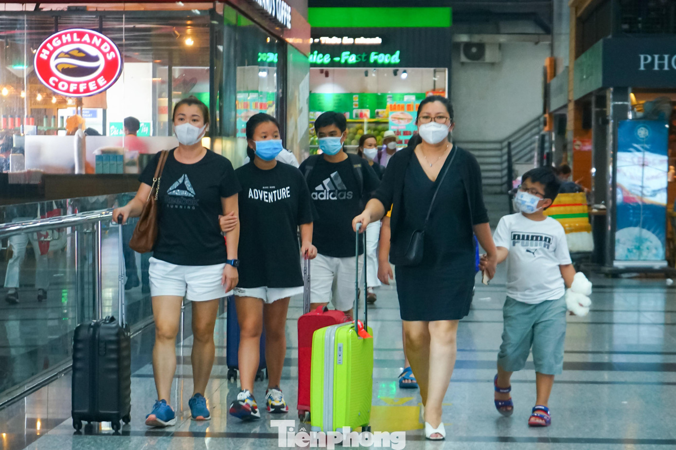 Anh Lê Hoàng Sang (ngụ quận Bình Thạnh) cho biết, rút kinh nghiệm từ những năm về trước nên năm nay anh đã đặt vé máy bay từ rất sớm để được vé giá rẻ.