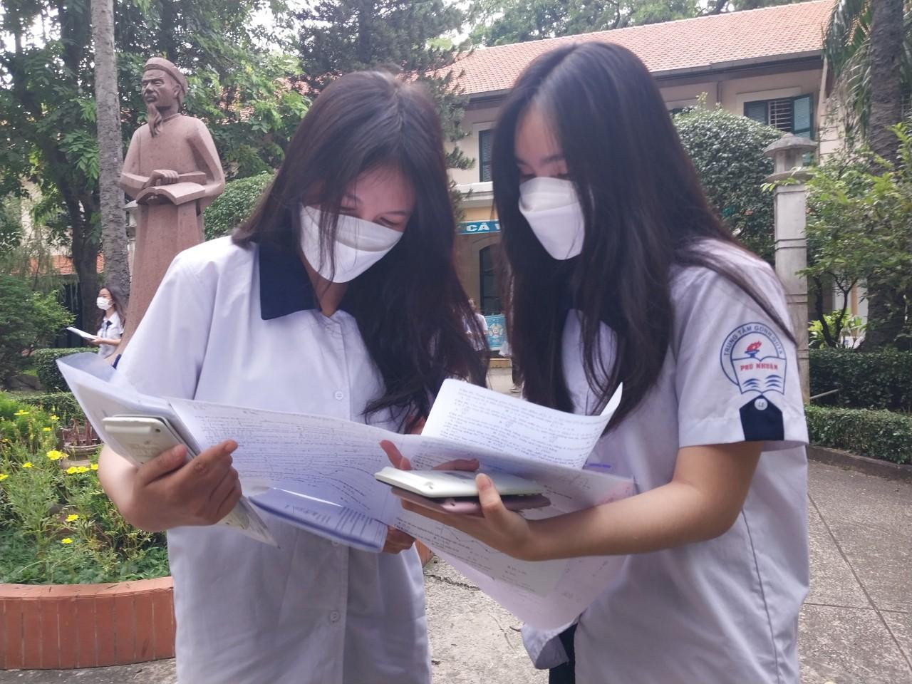 Thí sinh điểm thi trường THPT Lê Quý Đôn so sánh đáp án đề thi toán sau khi rời phòng thi