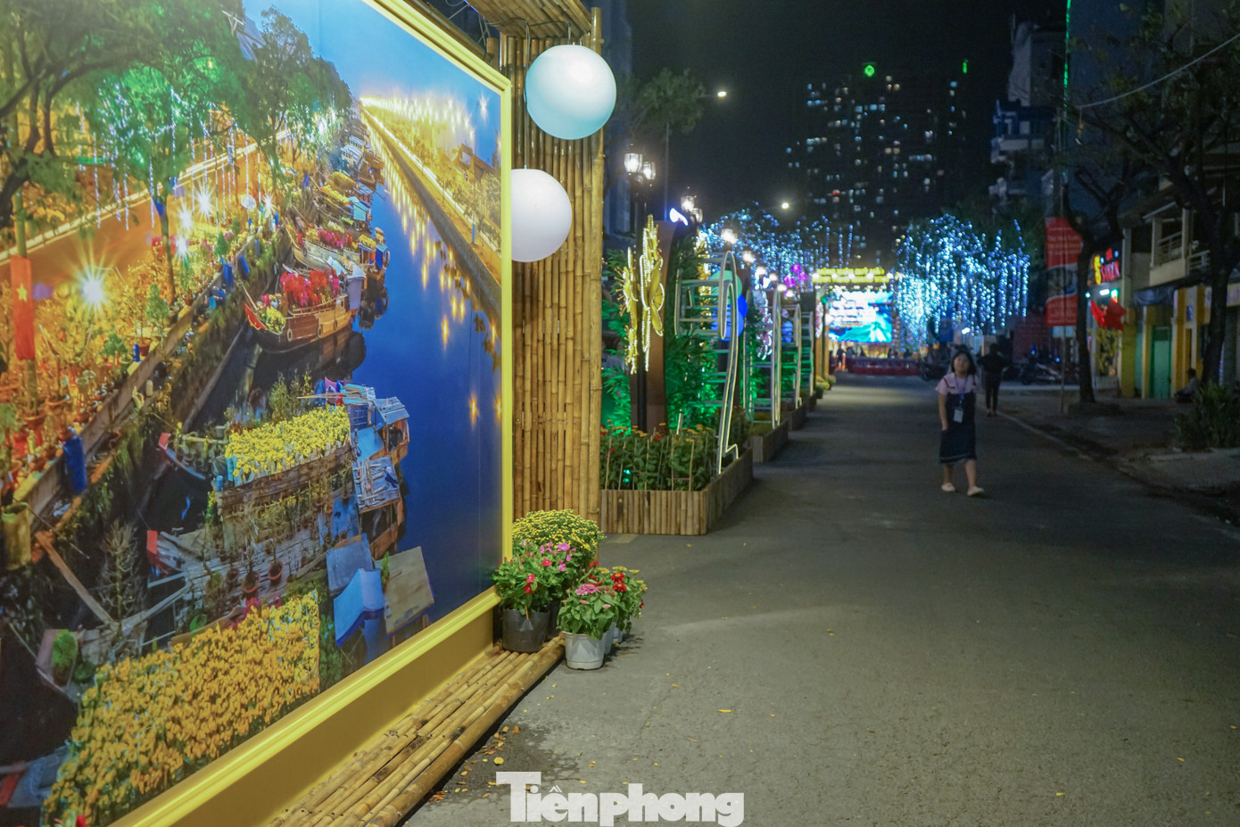 Theo phòng Văn hoá -Thông tin quận 8 cho biết, năm nay chợ hoa xuân có nhiều nét khác so với mọi năm, hai bên nhà dân của tuyến đường Nguyễn Văn Của sẽ tổ chức đường hoa và trang trí tiểu cảnh. Lối vào khu vực sân khấu chính có thêm triển lãm ảnh về du lịch quận 8 và lịch sử Chợ hoa Xuân.