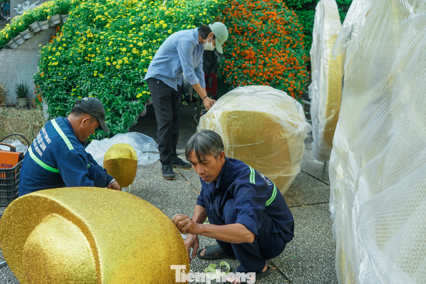 Để có tiểu cảnh hoành tráng phục vụ cho người dân dịp Tết, phía Công ty cây xanh Thành phố và Ban quản lý Công viên Lê Văn Tám đã phải huy động hàng trăm chậu hoa cùng với nhiều nhân viên thay phiên nhau để thi công.