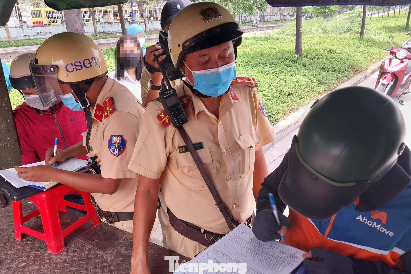 Trong buổi kiểm tra sáng nay, tổ công tác phát hiện liên tiếp 8 trường hợp vi phạm tốc độ chỉ trong vòng 40 phút lập chốt, trong đó có trường hợp bị tạm giam phương tiện vì không có giấy phép lái xe. Trong buổi kiểm tra sáng nay, tổ công tác phát hiện liên tiếp 8 trường hợp vi phạm tốc độ chỉ trong vòng 40 phút lập chốt, trong đó có trường hợp bị tạm giam phương tiện vì không có giấy phép lái xe.