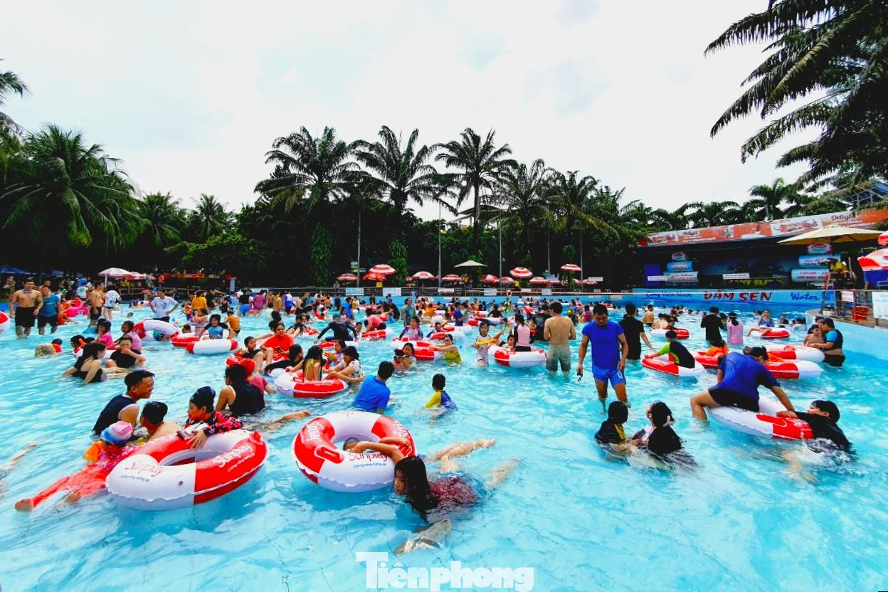 Các trò chơi bên trong công viên Đầm Sen nước đều chật kín người, nhiều bãi tắm, hồ bơi có hơn hàng chục lượt du khách tham gia trải nghiệm.