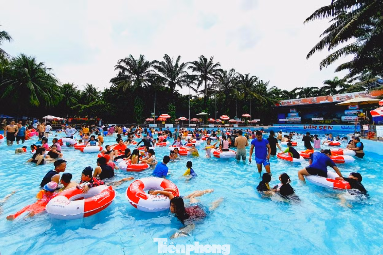 Các trò chơi bên trong công viên Đầm Sen nước đều chật kín người, nhiều bãi tắm, hồ bơi có hơn hàng chục lượt du khách tham gia trải nghiệm.