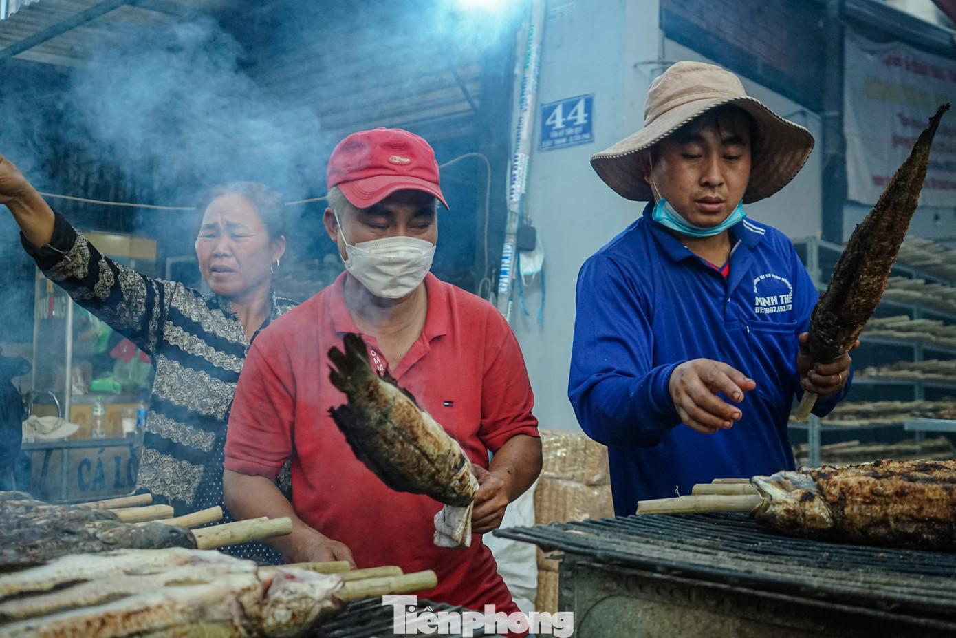 "Cửa hàng tôi hôm nay huy động trên dưới 50 người để phục vụ cho việc bán cá lóc nướng và chuẩn bị 10 bếp nướng liên tục mới kịp bán cho khách", bà Nguyễn Thu Cúc (chủ cửa hàng cá lóc trên đường Tân Kỳ Tân Quý) cho biết.