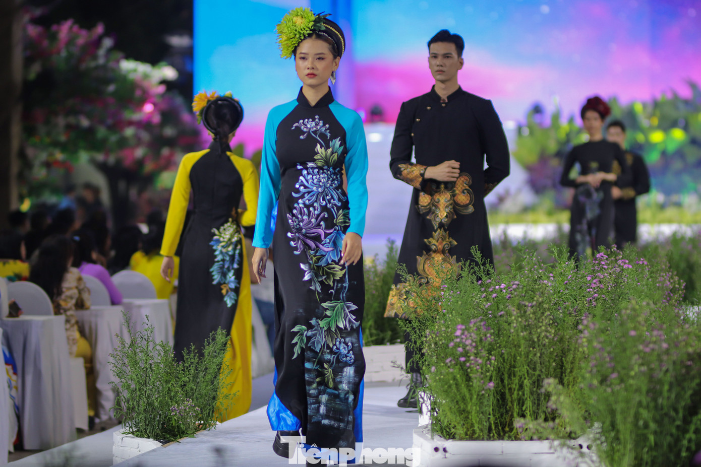 Đây là chương trình biểu diễn nằm trong khuôn khổ Lễ hội Áo dài TPHCM lần thứ 9 do Sở Du lịch TPHCM phối hợp cùng với Hội liên hiệp Phụ nữ thành phố tổ chức nhằm lan tỏa tình yêu áo dài và giá trị văn hóa của con người Việt Nam đến với công chúng và bạn bè quốc tế.