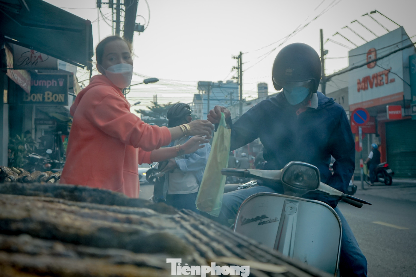 “Năm ngoái, sau khi mua cá về cúng vía Thần Tài, khoảng 2 tháng sau gia đình tôi may mắn có người trúng số nên năm nay tôi vẫn tiếp tục đi mua cá về cúng, cầu mong điều may mắn lại đến với gia đình mình”, anh H (ngụ quận Tân Bình) chia sẻ.