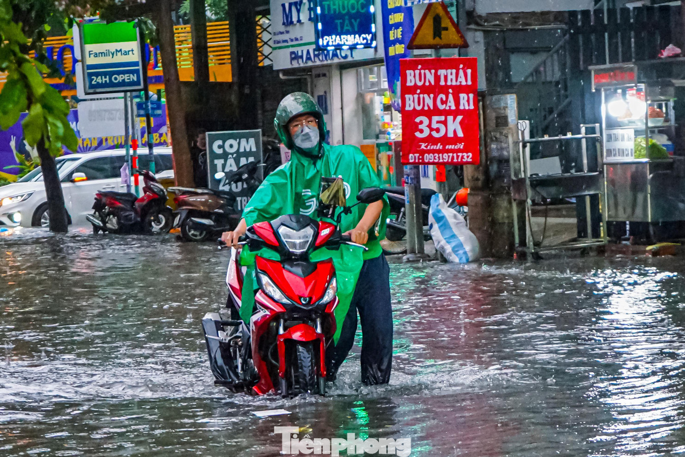 “Là nơi sinh sống của nhiều người nước ngoài và người có thu nhập cao nên khu vực đường Quốc Hương còn được gọi là "phố nhà giàu". Tuy nhiên trong suốt những năm qua người dân sống tại khu vực này đều rất khổ sở vì nước ngập mỗi khi có mưa to”, anh Cao Văn Tuấn (ngụ phường Thảo Điền) cho biết.