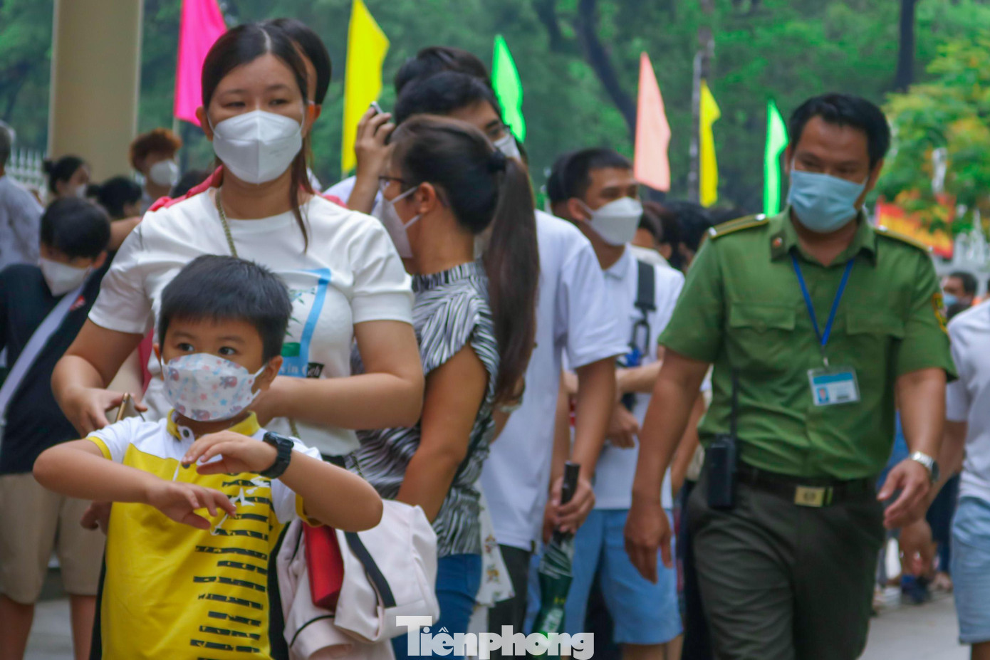 Một bảo vệ cho biết, những ngày thường Dinh Thống Nhất đều rất ít người tham quan. Đa phần khách tham quan là những đoàn khách du lịch quốc tế và các tỉnh khác. Tuy nhiên đến dịp lễ 30/4 lượng khách tăng rất cao vì hầu hết ai cũng muốn vào Dinh để ôn lại lịch sử hào hùng của dân tộc.