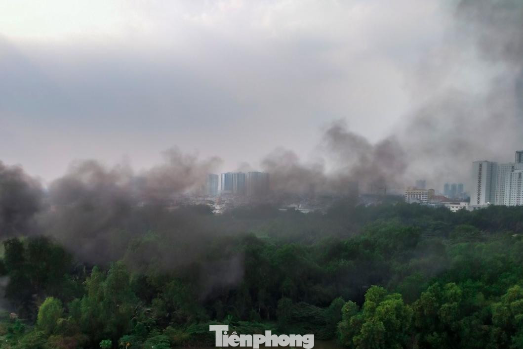 Khói từ việc đốt rác bay mịt mù làm không khí cuộc sống của người dân bị ô nhiễm Khói từ việc đốt rác bay mịt mù làm không khí cuộc sống của người dân bị ô nhiễm