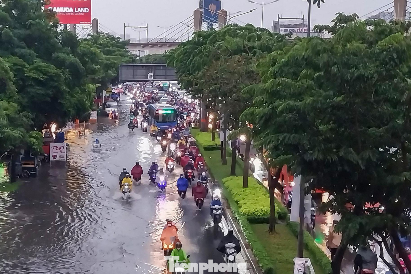 Tại đường Điện Biên Phủ, nhiều người điều khiển xe máy chạy sang làn dành cho xe ô tô để tránh điểm ngập. Hàng trăm phương tiện di chuyển chậm từ ngã tư Ung Văn Khiêm đến cầu vượt Hàng Xanh. Tại đường Điện Biên Phủ, nhiều người điều khiển xe máy chạy sang làn dành cho xe ô tô để tránh điểm ngập. Hàng trăm phương tiện di chuyển chậm từ ngã tư Ung Văn Khiêm đến cầu vượt Hàng Xanh.